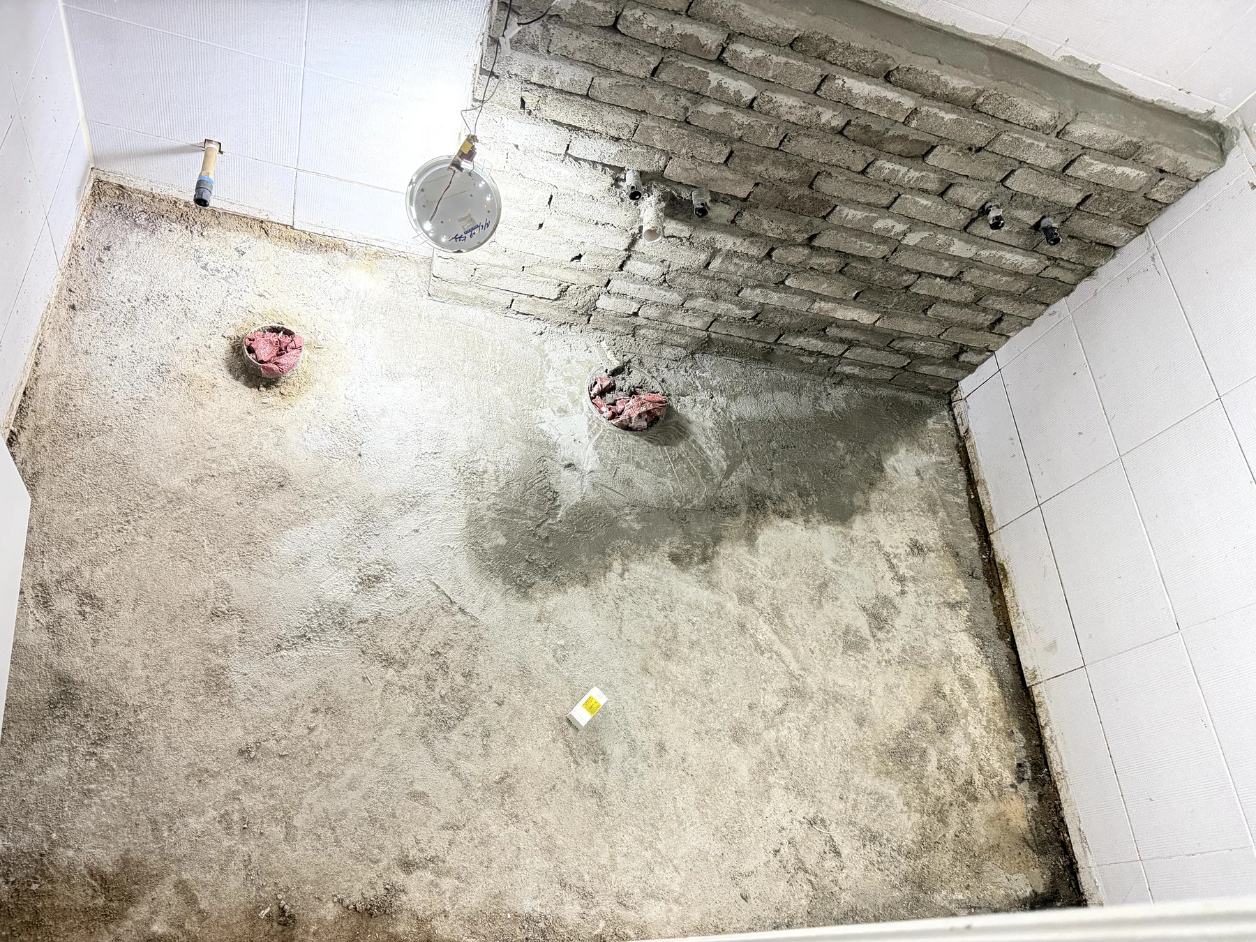 바닥 마감 제거 후 드러난 바탕면
